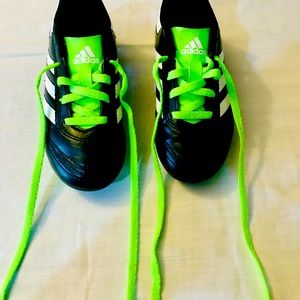 Boys Adidas 10.5 Cleats Like New Condition